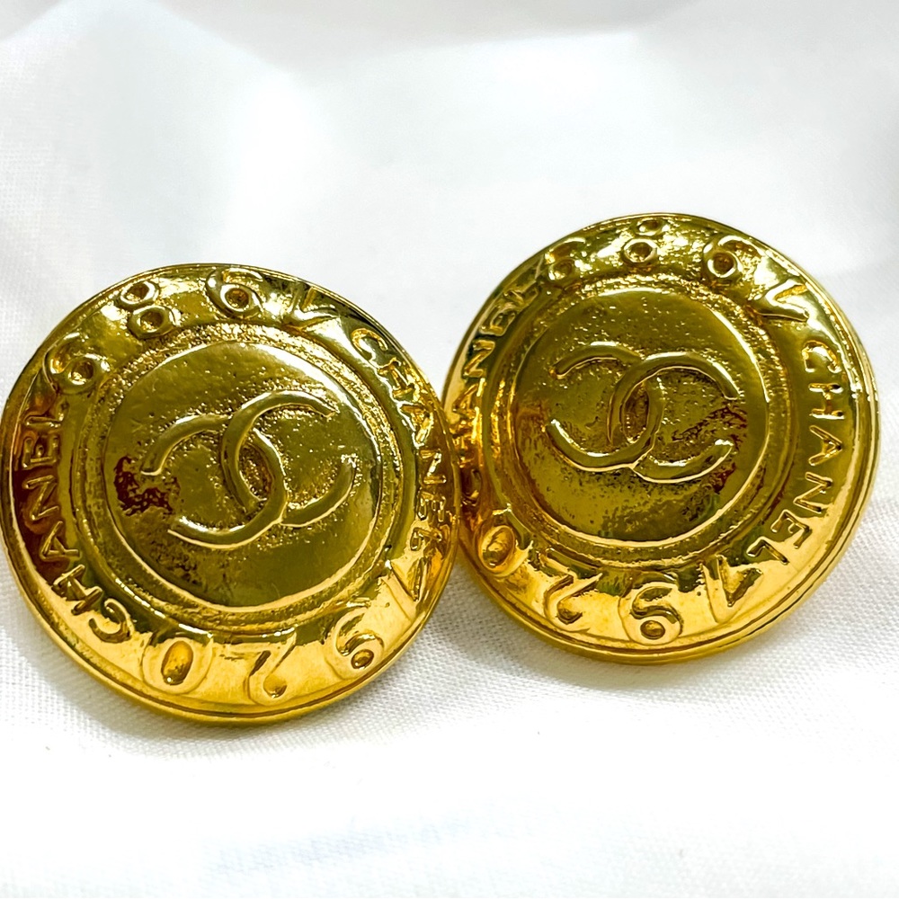 Chanel Vintage CC Date Gold Clip-On Earring